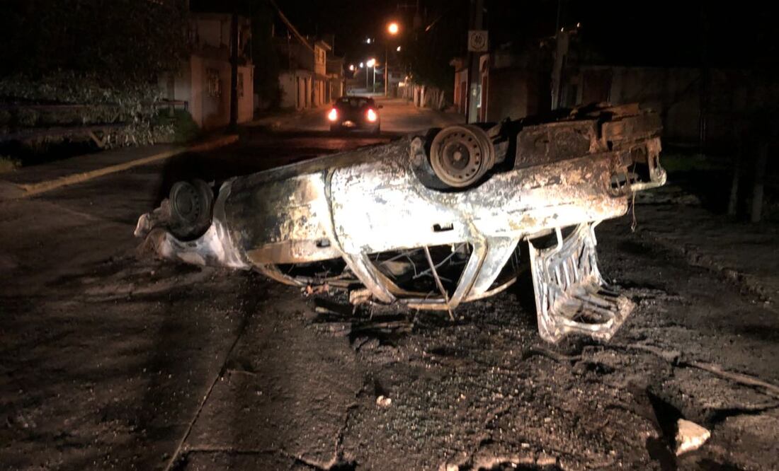 Pobladores de la comunidad de Santiago Tlaxomulco quemaron el Tsuru en el que viajaban los dos presuntos asaltantes y una patrulla de la policia municipal (FOTO: Jorge Alvarado)