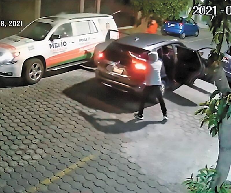 La camioneta del candidato a la alcaldía en Morelia, Guillermo Valencia, fue baleada cuando el aspirante no se encontraba a bordo. Foto: TOMADA DE VIDEO