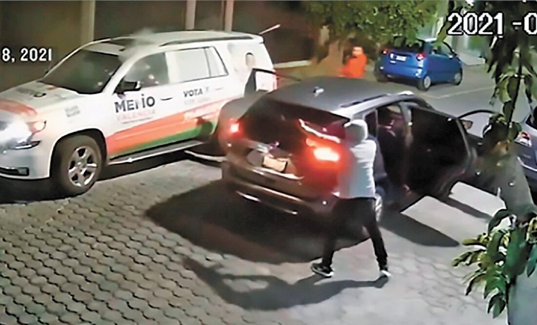 La camioneta del candidato a la alcaldía en Morelia, Guillermo Valencia, fue baleada cuando el aspirante no se encontraba a bordo. Foto: TOMADA DE VIDEO