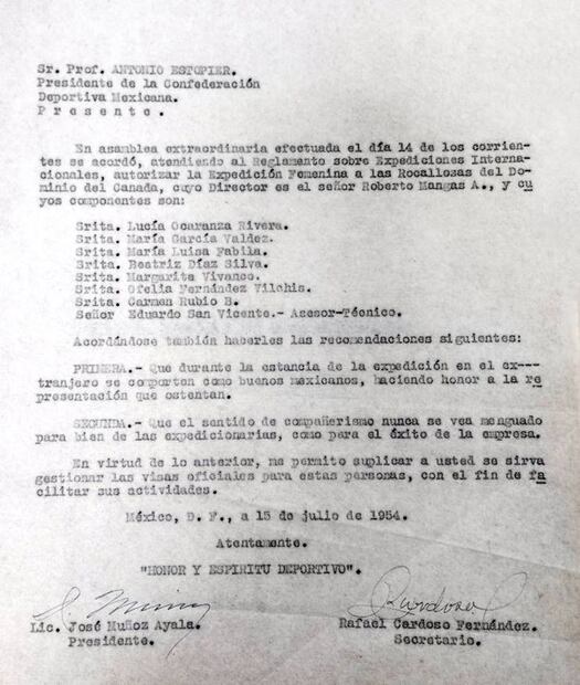 Carta de autorización para la Expedición Montañista Femenina Mexicana. En su reporte, Ofelia Fernández aseguró que su único objetivo era “ser útiles a la futura organización de expediciones”. Foto: ESPECIAL/Cortesía Enrique Chávez Poupard.
