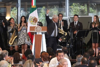 Funcionarios roban cámara a los compositores