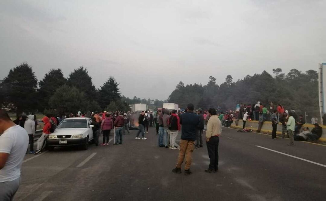 Ya se cumplieron más de cinco horas y habitantes de Río Frío, comunidad ubicada en la parte alta de Ixtapaluca, mantienen el bloqueo en la autopista y México-Puebla. Foto: Especial
