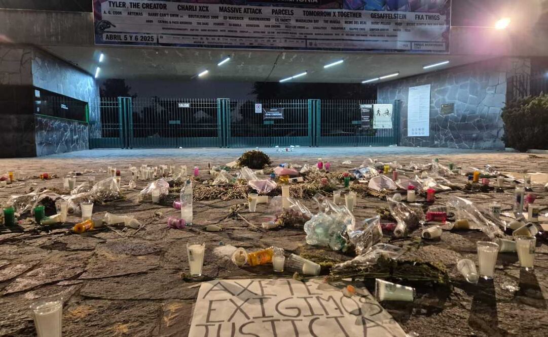 En el lugar persisten velas y flores del homenaje realizado a los fotógrafos (15/04/2025). Foto: Jorge Alejandra Medellín / EL UNIVERSAL