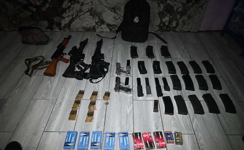 Las autoridades detuvieron a ocho personas e incautaron un arsenal que incluye 14 fusiles de asalto de uso militar, tres pistolas de calibre 9 milímetros y 1.306 cartuchos útiles. Foto: X vía @Ejercito_GT
