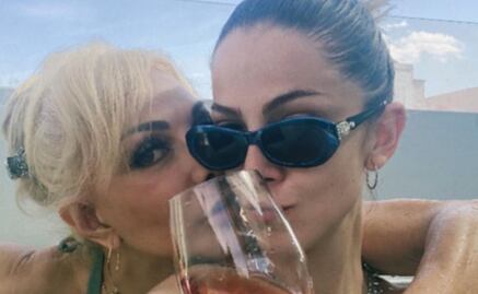 Olivia Collins y su hija ¡parecen hermanas!; se divierten en piscina y levantan suspiros