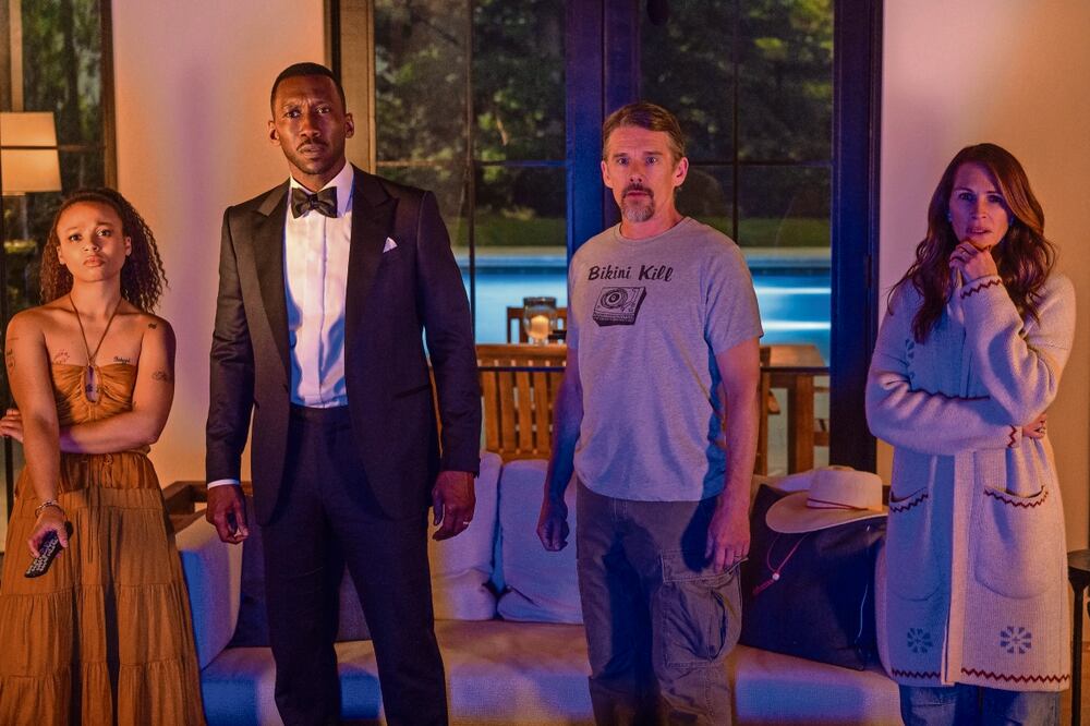 Myh a’la Herrold, Mahershala Ali, Ethan Hawke y Julia Roberts; un hombre que rentó a una familia una casa, aparece con su hija buscando refugio. Foto: Netflix