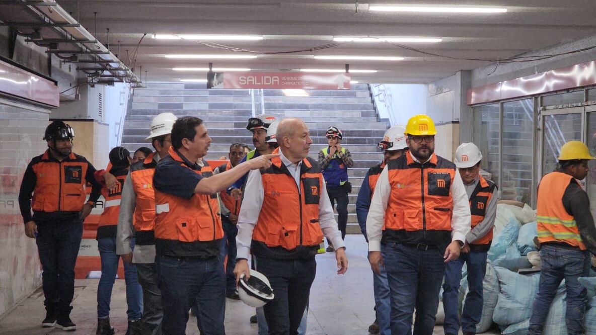 El director del Metro, Guillermo Calderón (centro), supervisó dos trenes que realizan pruebas dinámicas, con la finalidad de verificar la interacción de los convoyes con la vía en el tramo de Chapultepec-Cuauhtémoc. (Foto: especial)