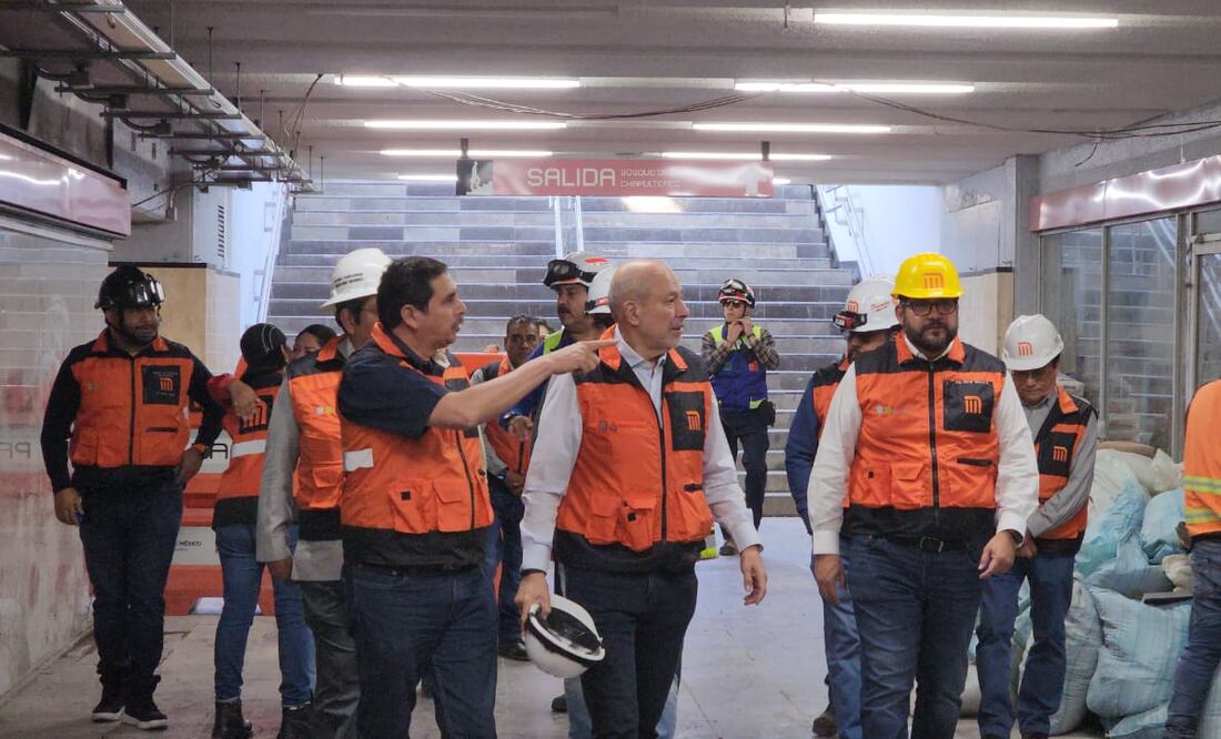 El director del Metro, Guillermo Calderón (centro), supervisó dos trenes que realizan pruebas dinámicas, con la finalidad de verificar la interacción de los convoyes con la vía en el tramo de Chapultepec-Cuauhtémoc. (Foto: especial)