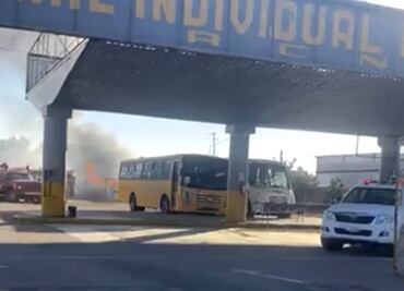 Fuego arrasa con siete autobuses en la terminal de Salamanca, Guanajuato
