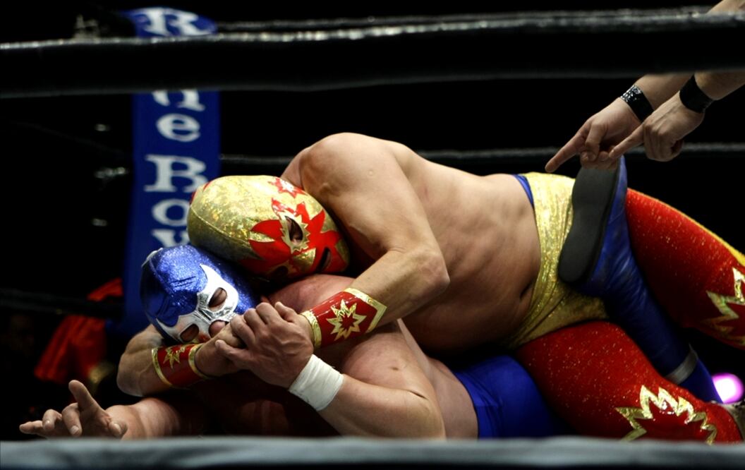 Blue Demon Jr. contra Solar durante una función de lucha libre en la ciudad de Madrid, España. Foto: Archivo/EL UNIVERSAL