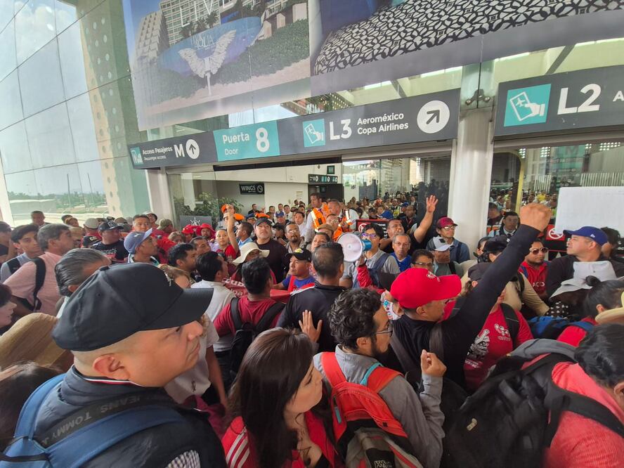Integrantes del CNTE bloquearon la entrada y salida de pasajeros de la Terminal 2 del Aeropuerto Internacional de la Ciudad de México, por lo que personal de seguridad levantaron barricadas para evitar el ingreso de los manifestantes. (Foto: Jorge Alejandro Medellín/ EL UNIVERSAL)