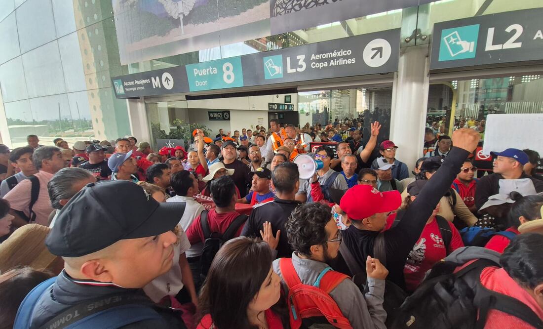 Integrantes del CNTE bloquearon la entrada y salida de pasajeros de la Terminal 2 del Aeropuerto Internacional de la Ciudad de México, por lo que personal de seguridad levantaron barricadas para evitar el ingreso de los manifestantes. (Foto: Jorge Alejandro Medellín/ EL UNIVERSAL)
