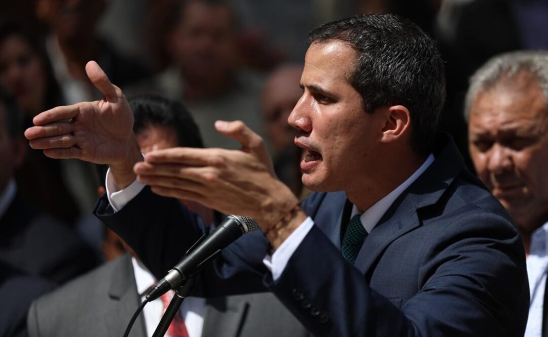 El presidente de la Asamblea Nacional, Juan Guaidó, quien se proclamó presidente interino de Venezuela hace casi dos semanas, ofrece declaraciones en Caracas (Venezuela) (Foto: EFE)