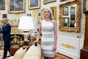 ¿Quién es Natalie Harp, la asistente de Trump que desata polémica?; "eres lo único que me importa"