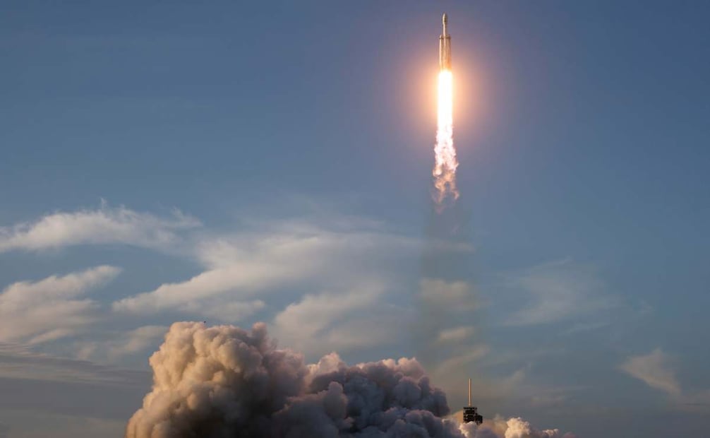 Esta imagen facilitada por la NASA muestra el lanzamiento de un cohete Falcon Heavy de SpaceX con el observatorio espacial Roman Telescope desde el Centro Espacial Kennedy en Cabo Cañaveral, Florida, el domingo 30 de agosto de 2026. Foto: AP