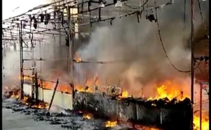 Incendio en feria de Tulancingo consume 4 locales y deja daños en escuela 