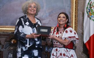 Clara Brugada entrega las llaves de la CDMX a la activista estadounidense Angela Davis; "la capital de México siempre será tu casa"