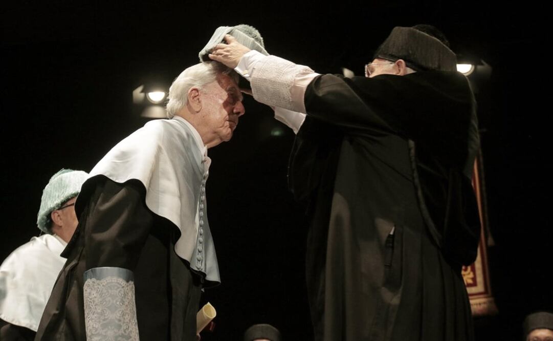 El escritor fue investido Doctor "Honoris Causa" por la Universidad Internacional Menéndez Pelayo. Foto: EFE