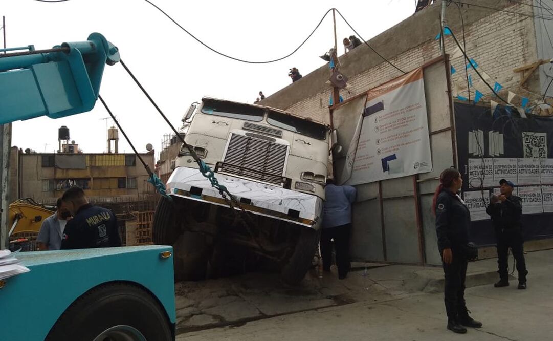 Excavadora causa derumbe en construcción de Colonia Valle Gómez. Foto: Especial