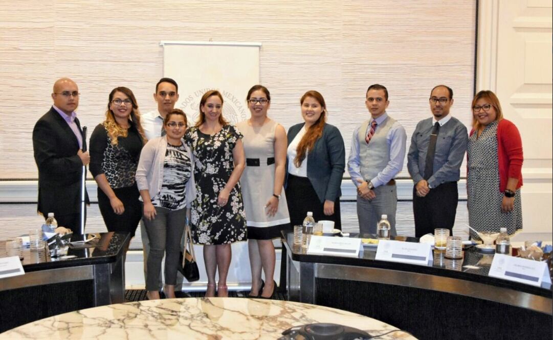 La canciller convivió con un grupo de jóvenes beneficiarios de los programas DACA e IMEBecas. /Tomada de @ruizmassieu