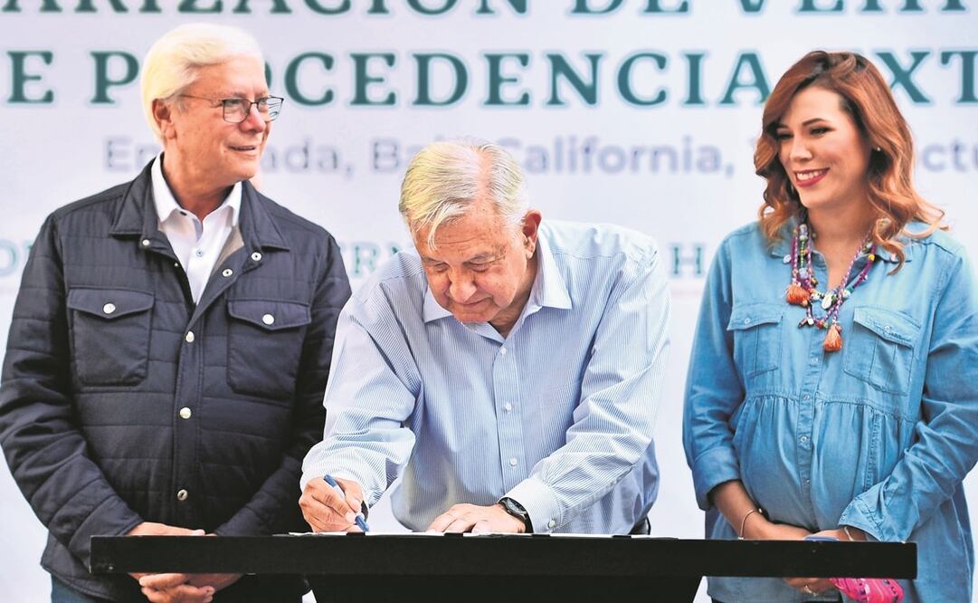 El presidente López Obrador, junto al gobernador de BC, Jaime Bonilla, entre otros, durante la firma del decreto sobre los autos chocolate. Foto: Presidencia