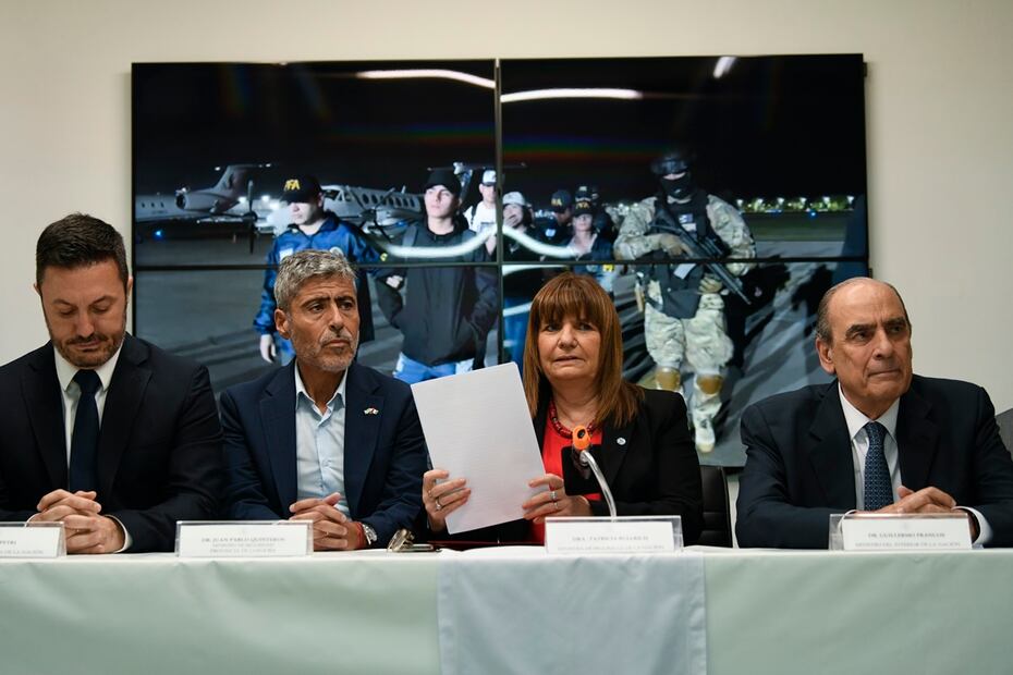 La ministra de Seguridad, Patricia Bullrich, segunda desde la derecha, el ministro de Defensa, Luis Petri, a la izquierda, el ministro de Seguridad de Córdoba, Juan Pablo Quinteros, segundo desde la izquierda, y el ministro del Interior, Guillermo Francos, a la derecha, dan una conferencia de prensa sobre la expulsión de la familia del prófugo narco ecuatoriano José Adolfo "Fito" Macías Villamar, mostrado en video detrás de ellos, en Buenos Aires. Foto: AP