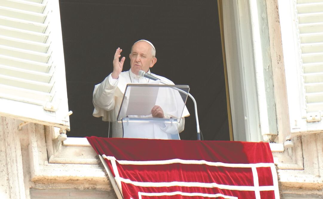El papa Francisco, ayer, durante el rezo del Ángelus desde la ventana de su estudio, en la Plaza de San Pedro, en el Vaticano. Foto: Alessandra Tarantino. AP