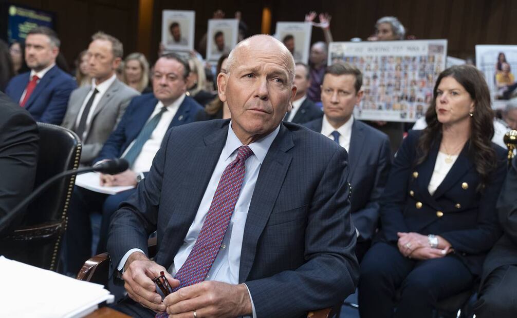 El director ejecutivo de Boeing, Dave Calhoun sentado para testificar ante el Subcomité de Investigaciones de Asuntos Gubernamentales y Seguridad Nacional del Senado. Foto: AP