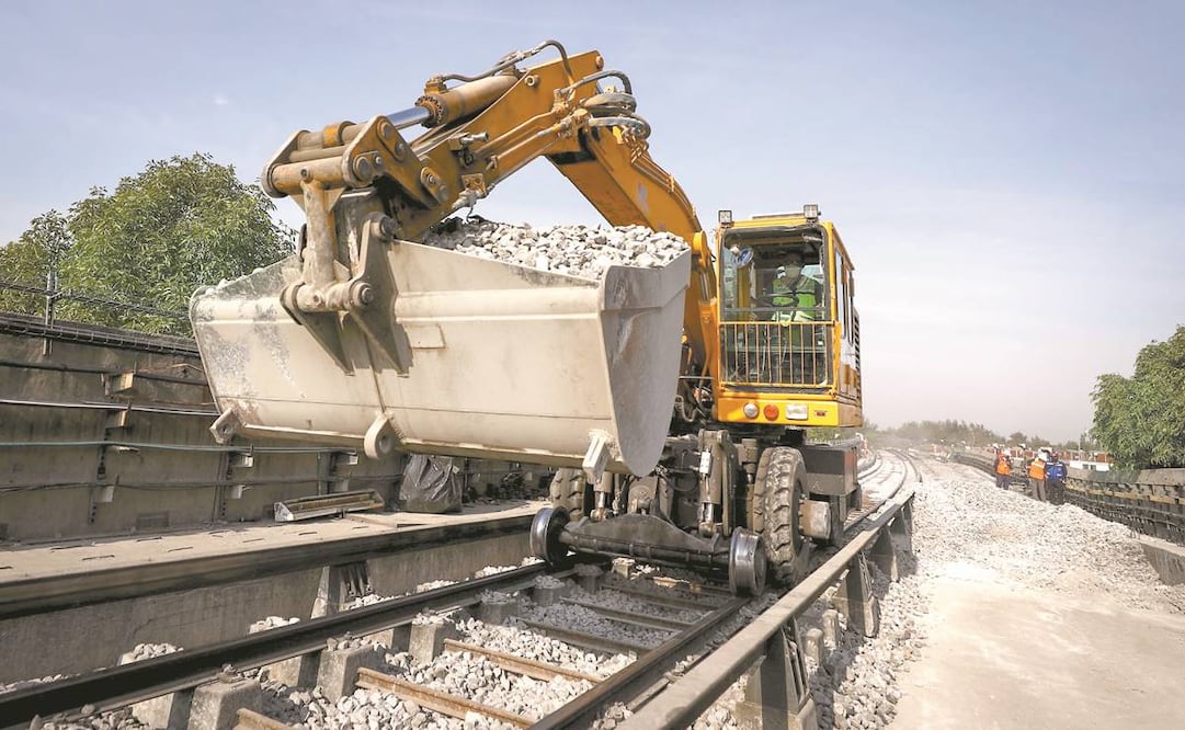 Con maquinaria pesada, una decena de trabajadores del Metro realizan obras para corregir el hundimiento del cajón del viaducto elevado que afecta el trazo de las vías. Foto: Diego Simón/ El Universal. 