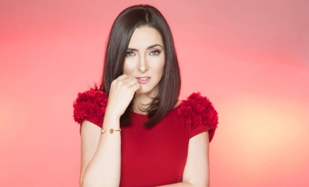 Maribel Guardia porta canas y años con orgullo