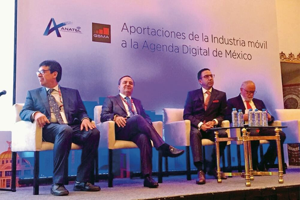 Gabriel Székely, de Anatel, y los representantes de los aspirantes Jorge Álvarez Hoth, de Ricardo Anaya; Javier Lozano, de José Antonio Meade, y Abel Hibert, de López Obrador, durante su participación en el foro de GSMA y Anatel. (TOMADA DE TWITTER)