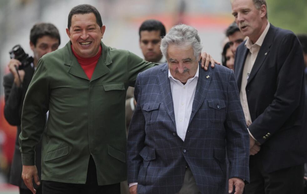 El presidente de Venezuela, Hugo Chávez, acompañado del presidente uruguayo, José Mújica. Foto: cortesía El País
