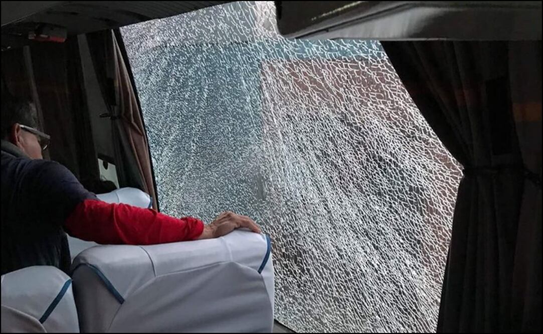 Apedrean autobús de aficionados de Veracruz en Puebla