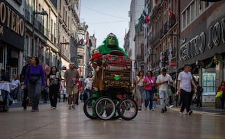Leonardo y América, los organilleros disfrazados de El Grinch y una galleta de jengibre que llenan de música las calles del Centro Histórico 