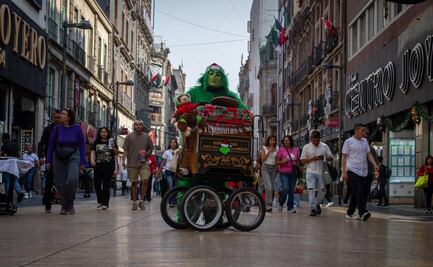 Leonardo y América, los organilleros disfrazados de El Grinch y una galleta de jengibre que llenan de música las calles del Centro Histórico 