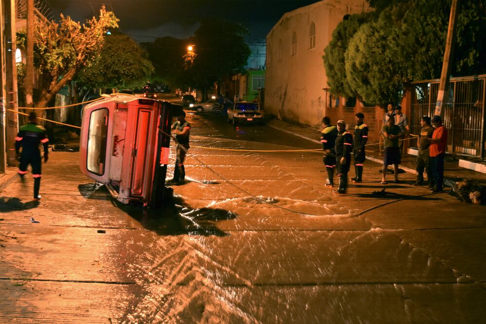 Una intensa lluvia provocó desbordamientos en la zona norte de la capital del estado y corrientes que provocaron la volcadura de vehículos (ÓSCAR LEÓN. EL UNIVERSAL)