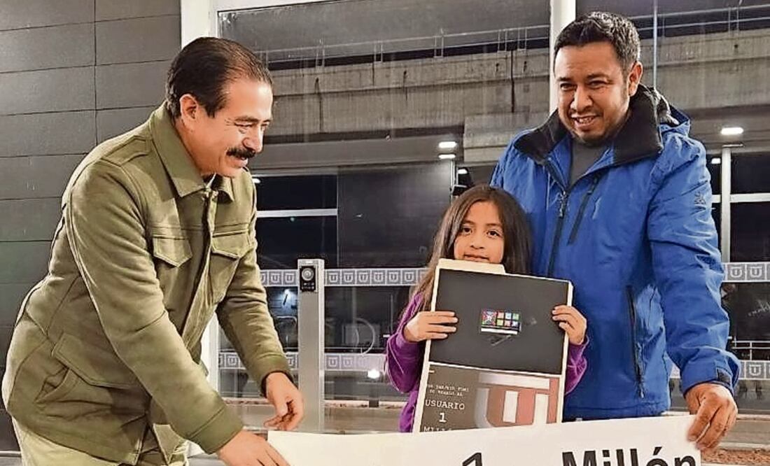La niña Vania Nava Ventura, de siete años, fue la pasajera un millón del Tren Interurbano. Foto: Especial