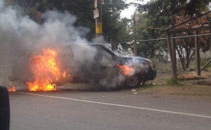 En protesta, incendian tres vehículos en Capácuaro, Michoacán