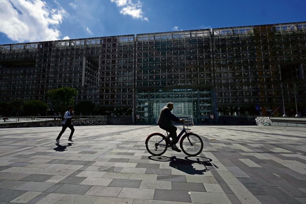 Los edificios de gobierno cerraron en Ecuador al declararse feriado de dos días debido a la falta de electricidad. Foto: de Dolores Ochoa. AP
