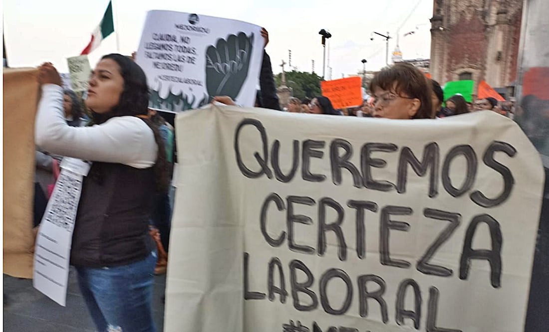 FOTOS: Trabajadores de la Mejoredu exigen certeza laboral a Sheinbaum frente a Palacio Nacional | El Universal