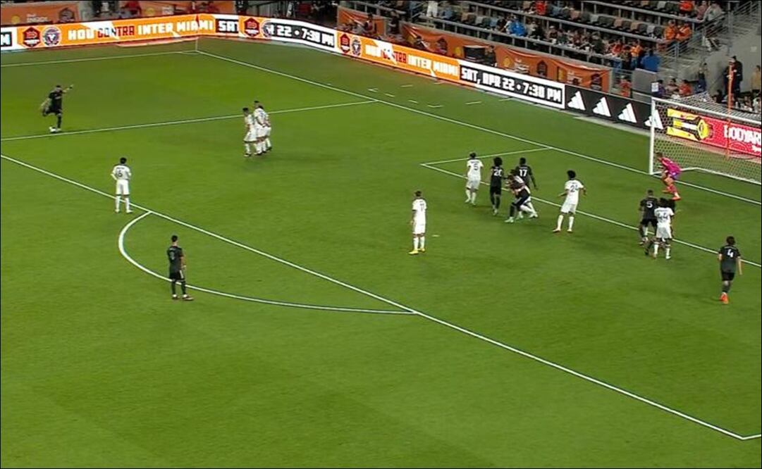 Héctor Herrera tomó el balón y con seguridad golpeó el balón que terminó en el fondo de la red / FOTO: ESPECIAL