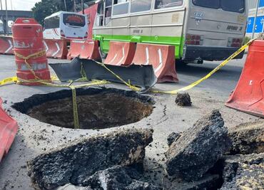 Socavón en Calzada Ignacio Zaragoza se abrió el martes pasado, aseguran vecinos y trabajadores; zona permanece cerrada a la circulación