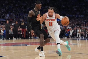 Knicks borran déficit de 22 puntos y vencen a los Cavs en tiempo extra