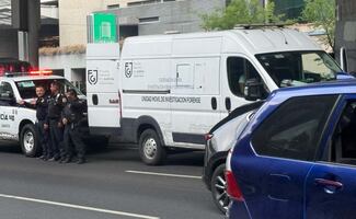 Hallan sin vida a hombre en el camellón central de Periférico, en Lomas de Chapultepec; no ha podido ser identificado