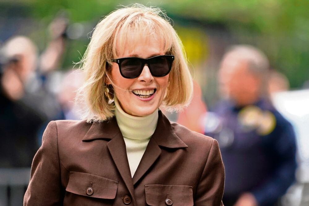 E. Jean Carroll al llegar a la corte federal de Manhattan, el 9 de mayo pasado. Foto: John Minchillo / AP