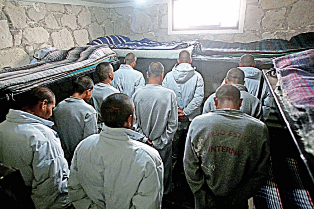 Según expertos, en una de cada ocho comunidades de la Sierra de Chihuahua hay presencia de grupos del narcotráfico, que “contratan” principalmente a jóvenes tarahumaras para llevar droga a EU (ARCHIVO. EL UNIVERSAL)