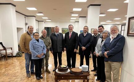 Gabinete de Seguridad parte pastel en Palacio Nacional para festejar cumpleaños de Ebrard