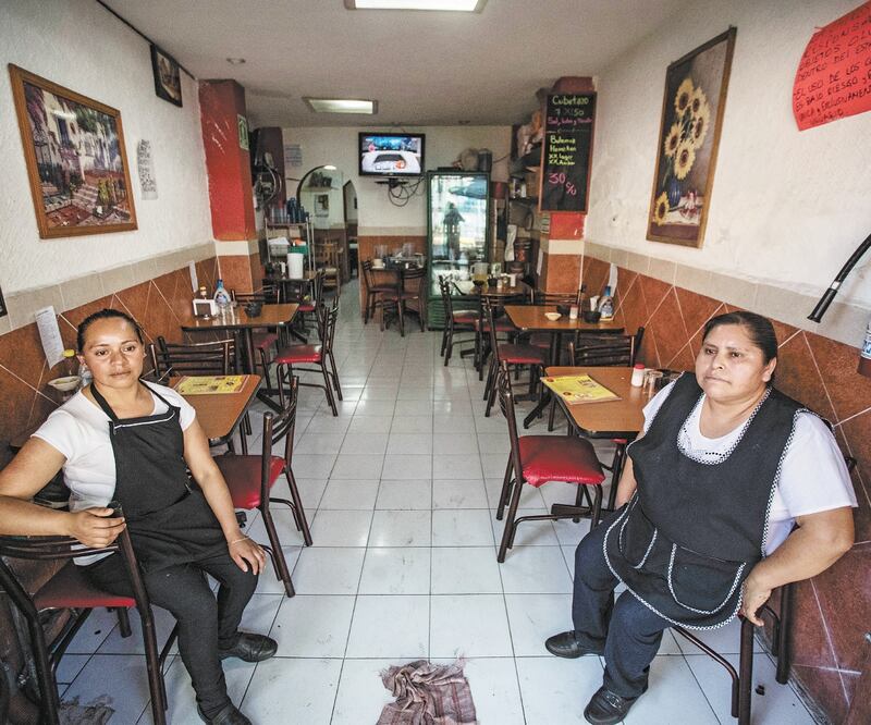 Empleadas de restaurantes del centro de la capital esperan sentadas a algún cliente y se preguntan si seguirán trabajando la próxima semana debido a la caída en las ventas por las medidas para combatir el coronavirus. FOTOS: GERMÁN ESPINOSA. EL UNIVERSAL