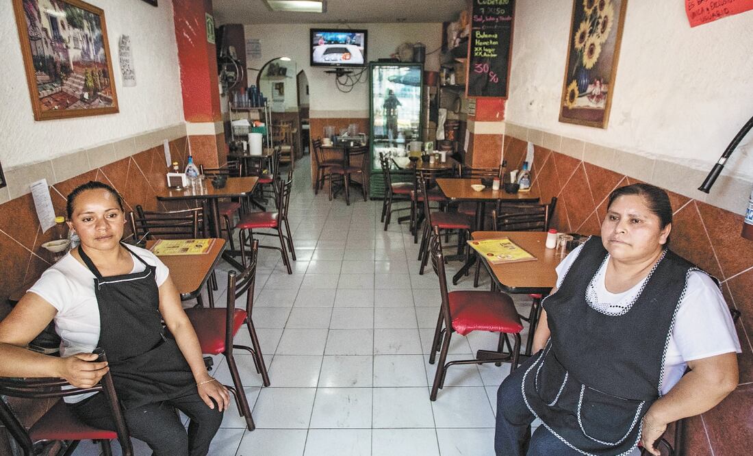 Empleadas de restaurantes del centro de la capital esperan sentadas a algún cliente y se preguntan si seguirán trabajando la próxima semana debido a la caída en las ventas por las medidas para combatir el coronavirus. FOTOS: GERMÁN ESPINOSA. EL UNIVERSAL
