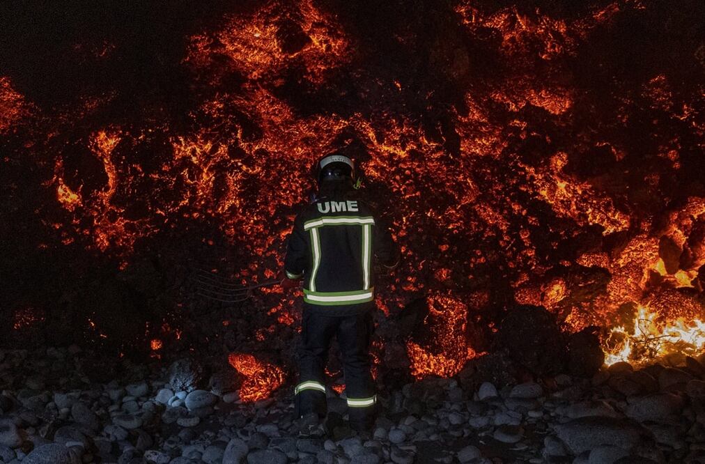 Personal de la UME se acerca a la lava del volcán Cumbre Vieja en La Palma. Foto: EFE / Luismo Ortiz